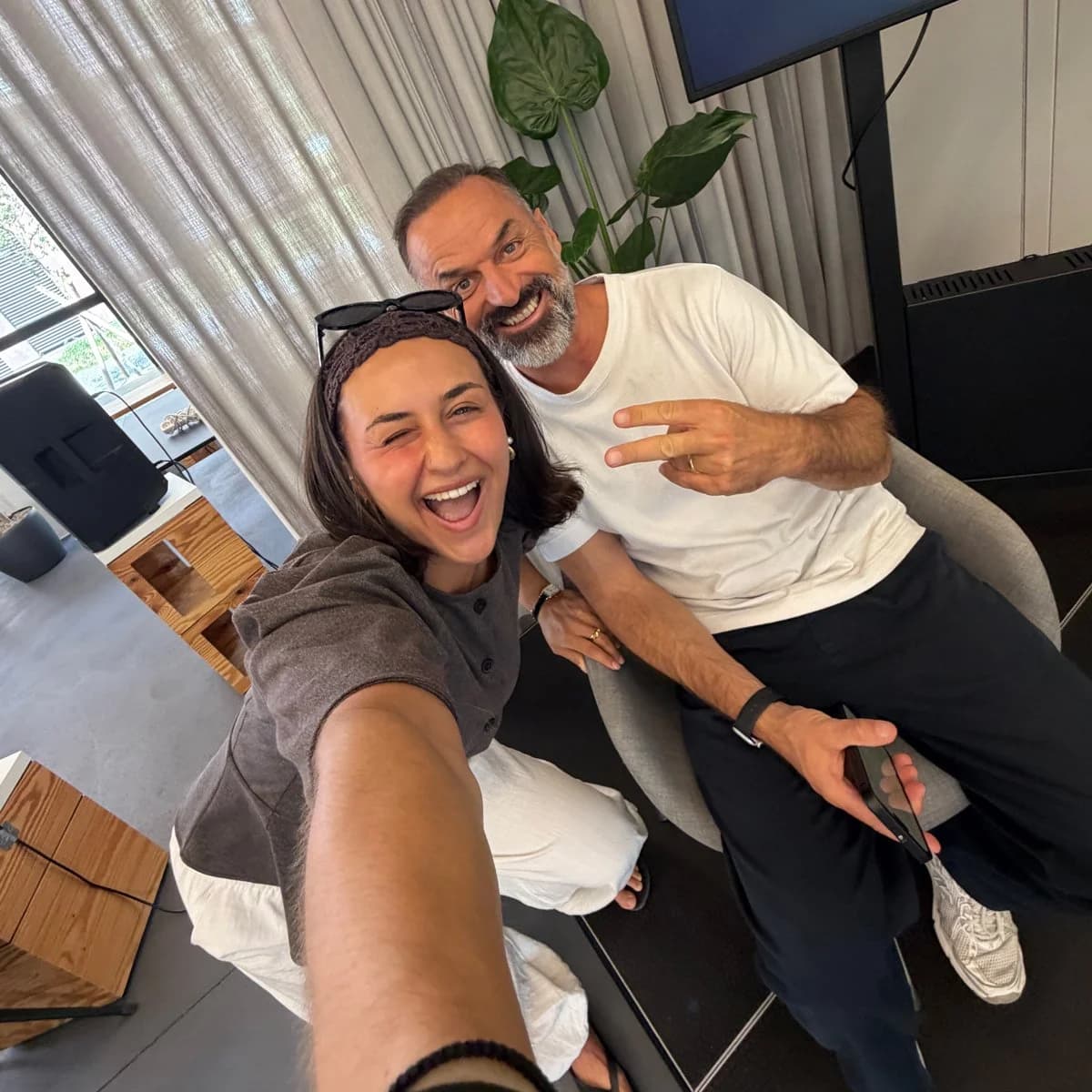 Karim Allouche und Mia Allouche, die Gründer von move2pay, bei einem gemeinsamen Selfie